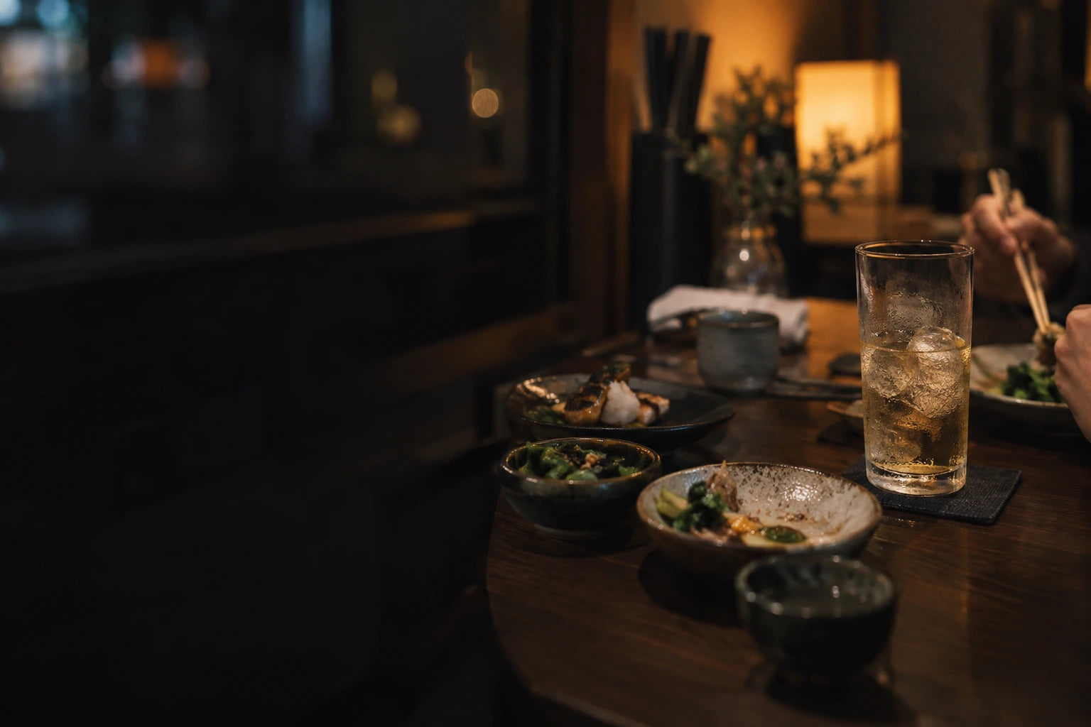 暖かな光が灯る食卓のイメージ